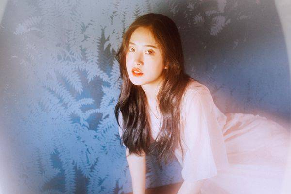 聘比基尼美女端菜