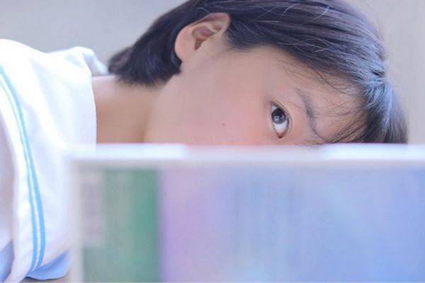美女掀开上衣秀胸