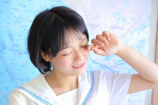美女掀开上衣秀胸