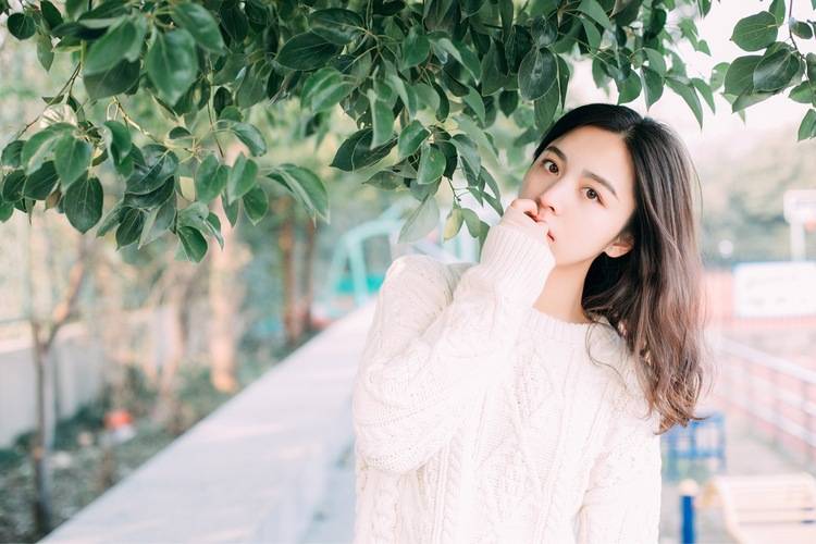 解开美女胸衣 性感美女裸露嫩白巨乳诱惑至极