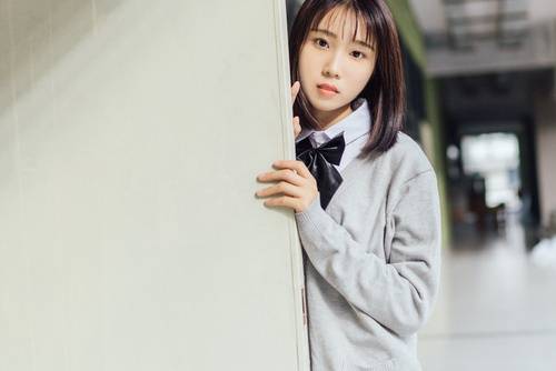豪放女子掀衣任摸