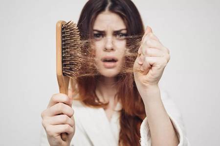 掉头发厉害怎么办？治疗女性脱发只需采取三种方案