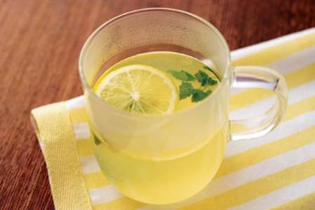 檸檬水的功效與作用，女性堅持喝檸檬水有什麼變化？