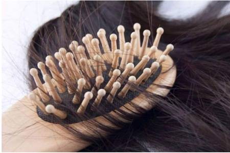 女生掉头发的原因， 防止脱发的三个方法