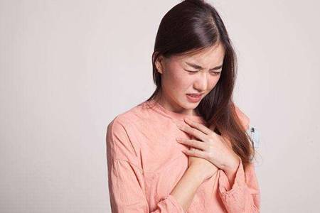 胸口中間疼是怎么回事？女性胸口正中間痛多半是這四點原因