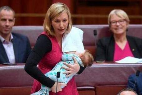 哺乳期的女人 在公共場所給寶寶喂奶該如何避免尷尬？