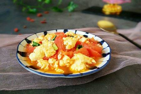 西红柿炒鸡蛋简单做法窍门，西红柿汤汁下饭酸甜可口