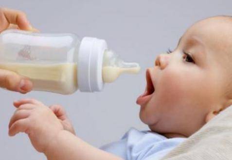 怎麼給嬰兒衝奶粉