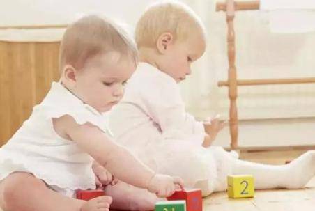 育儿小知识：九个月宝宝精细动作的三个训练小游戏