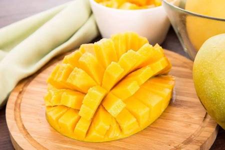 芒果的功效与作用禁忌，吃芒果补充维生素滋养肌肤