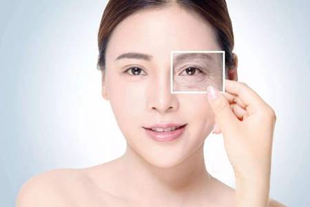 眼霜的正确使用方法，女生不会用眼霜眼部皮肤老的快