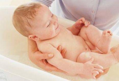 新生兒護理：給新生兒洗澡需要注意些什么？