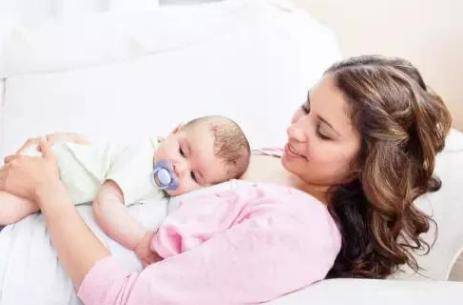 母乳喂养好处多，宝宝的四个表现判断母乳充足