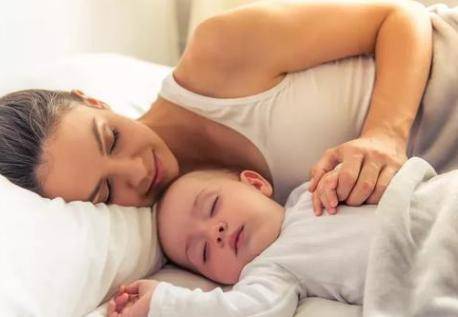 母乳喂養好處多，寶寶的四個表現判斷母乳充足
