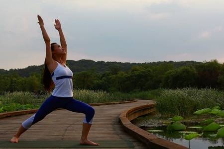 女生做瑜伽的好處及作用，身體柔軟瘦腰塑形提升氣質