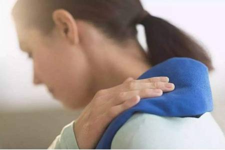 判斷肩周炎的五個症狀表現，女性肩膀酸痛的原因