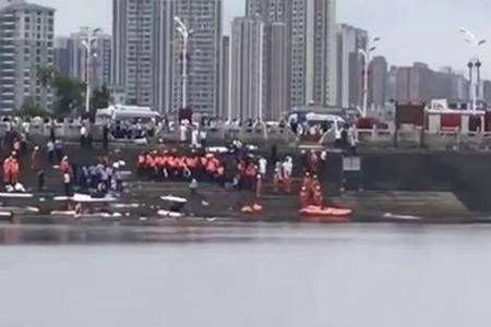 贵州冲进水库大巴内有高考学生 贵州公交坠湖已致2人死亡详情