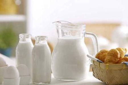 牛奶的功效與作用   什麼時候喝牛奶最好早上可以空腹喝嗎