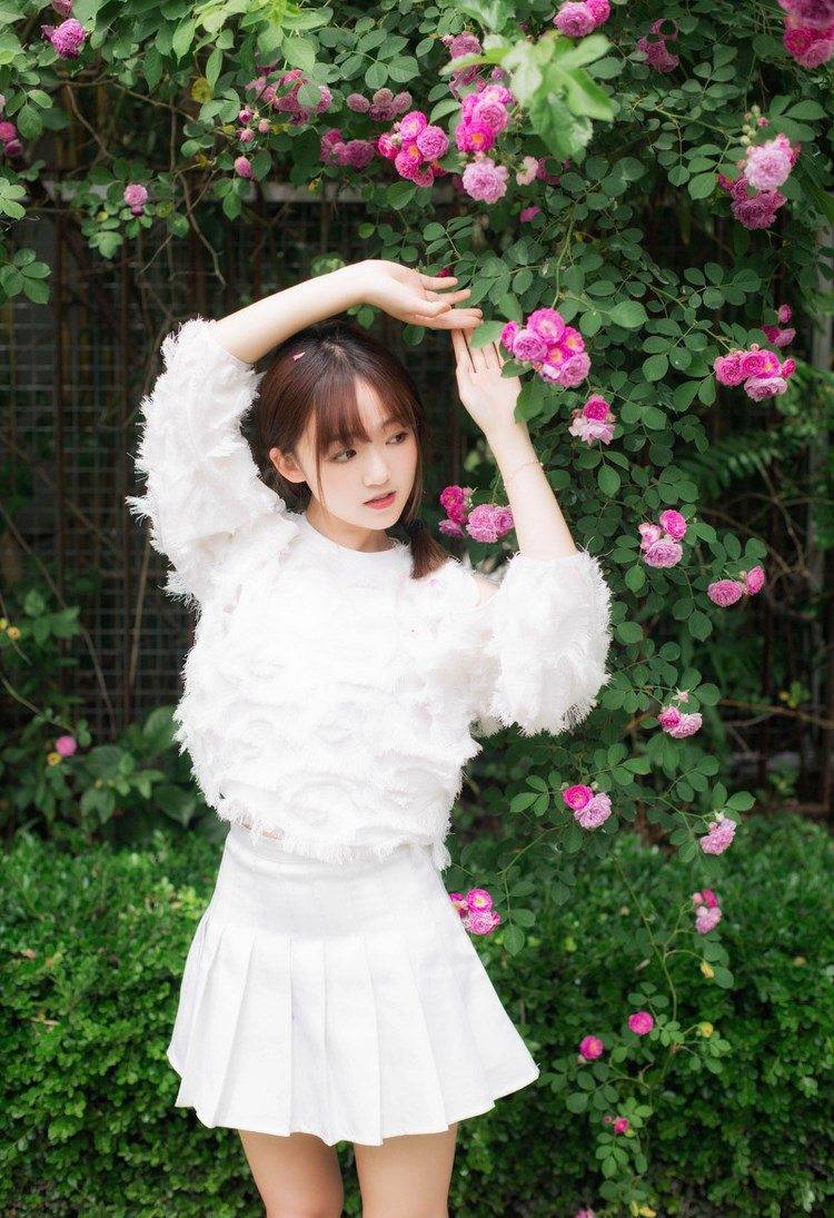男子公然调戏美女 变态行径令人发指