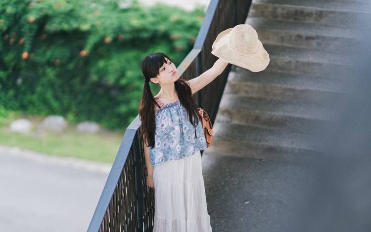 老板娘向男员工发裸照