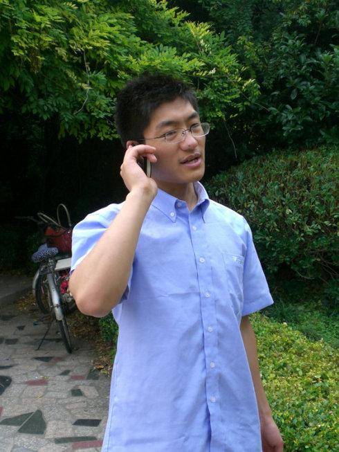 吸毒男子失去理智自残 还脱光衣服在街上裸奔