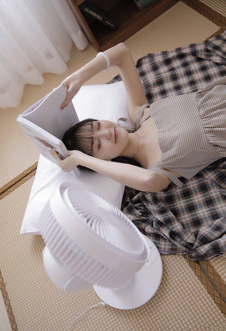 桥下偷拍女生裙底风光 无耻下流行为毫无廉耻