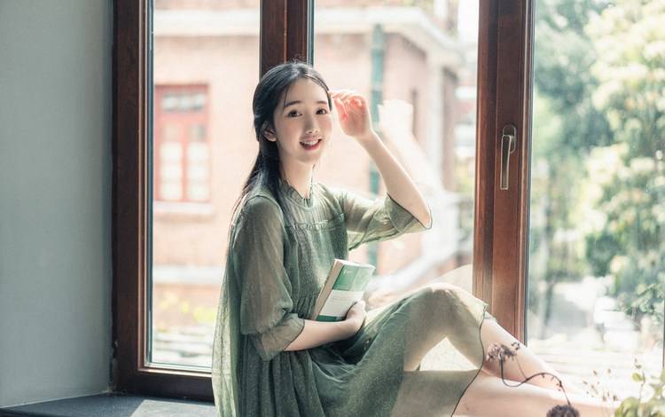 老板娘向男员工发裸照
