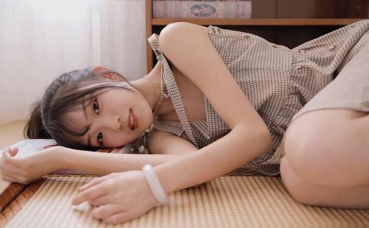 吸毒裸男自阉下体