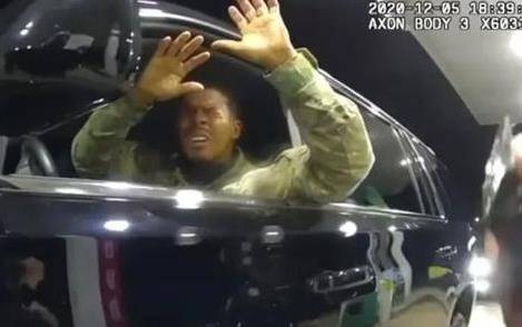 美国黑人军官遭喷辣椒水 是什么原因惹怒了美国警察？