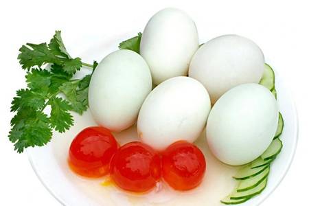 咸鸭蛋有什么功效与作用 高血压患者可以吃咸鸭蛋吗