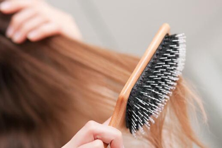 掉头发严重是什么原因女性？这五个脱发的原因及饮食治疗