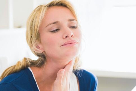 喉咙痛怎么治疗最快方法？这五个迅速帮化解疼痛方法