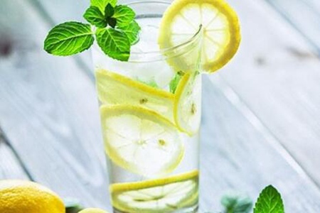 柠檬泡水喝有什么作用与功效？这五个功效促进新陈代谢美容健康