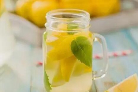 柠檬泡水喝有什么作用与功效？这五个功效促进新陈代谢美容健康