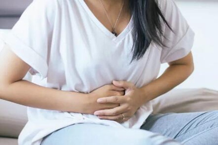 小肚子疼痛是怎么回事女性？这4个疾病因素导致的及时治疗