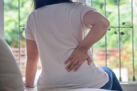 女人腰疼是什么原因引起的？這五個因素要及早治療改善