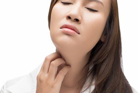 喉咙痒痒的老是想咳嗽是怎么回事？这四个祸根要及时改善治疗