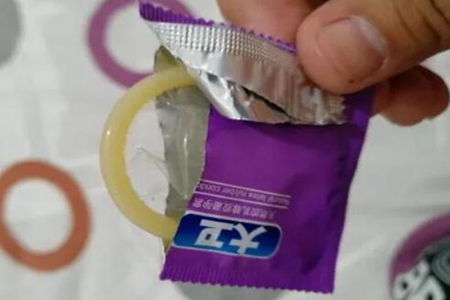 避孕套怎么正确佩戴？（第一次使用避孕套注意哪些问题）