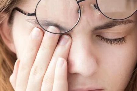 眼睛干涩发痒是什么原因引起的？这五个原因造成及时改善