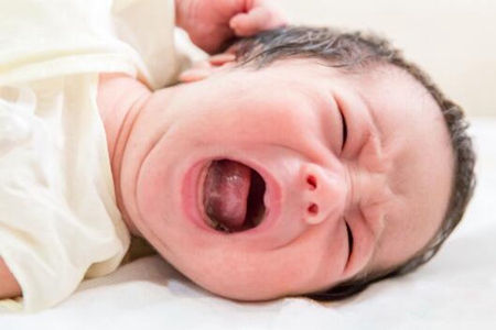 初生婴儿便秘怎么办？（这四个方法能改善宝宝便秘症状）