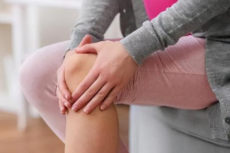 女性膝盖痛的可能问题？这五个因素造成得及时改善