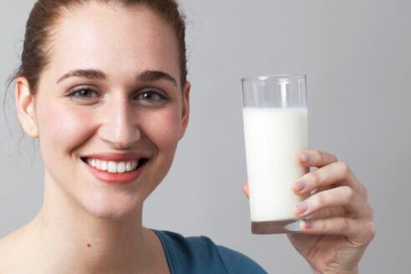 喝纯牛奶的好处？这五个好处功效抗衰老改善失眠