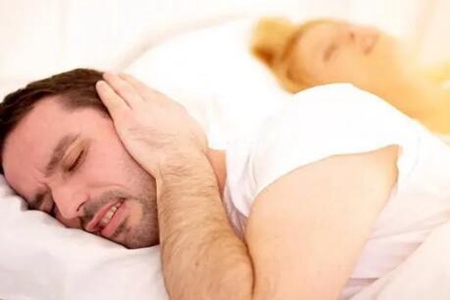 睡觉打呼噜有什么办法解决吗？这5个方法帮你解决呼噜声