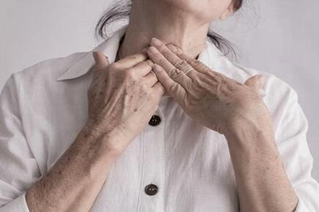 喉炎的症状表现有哪些？这五个早期食道癌与咽喉炎的症状