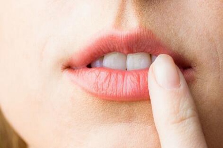 嘴唇干裂脱皮怎么快速恢复？这4个好方法帮你来改善