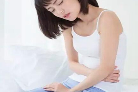 女人月经量少的原因是什么？这五个症状及时改善治疗