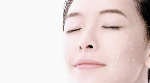 夏天皮膚曬黑如何補救!使用這4個小技巧，可以有效讓皮膚變白。