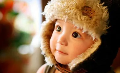宝宝的皮肤在冬天容易干燥是什么原因?冬季宝宝该如何选择护肤品?