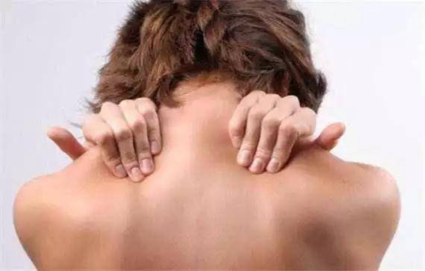 女人經常全身骨頭酸痛：原因和應對措施